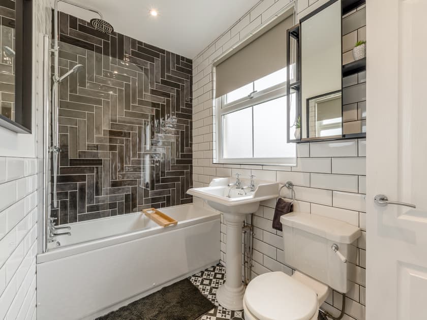 Bathroom | Grosvenor House, Alnwick