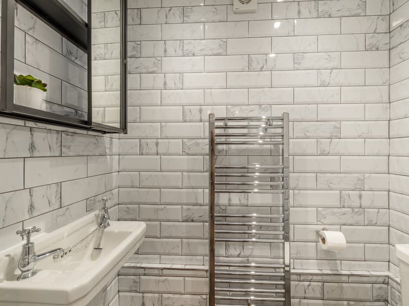 Bathroom | Grosvenor House, Alnwick