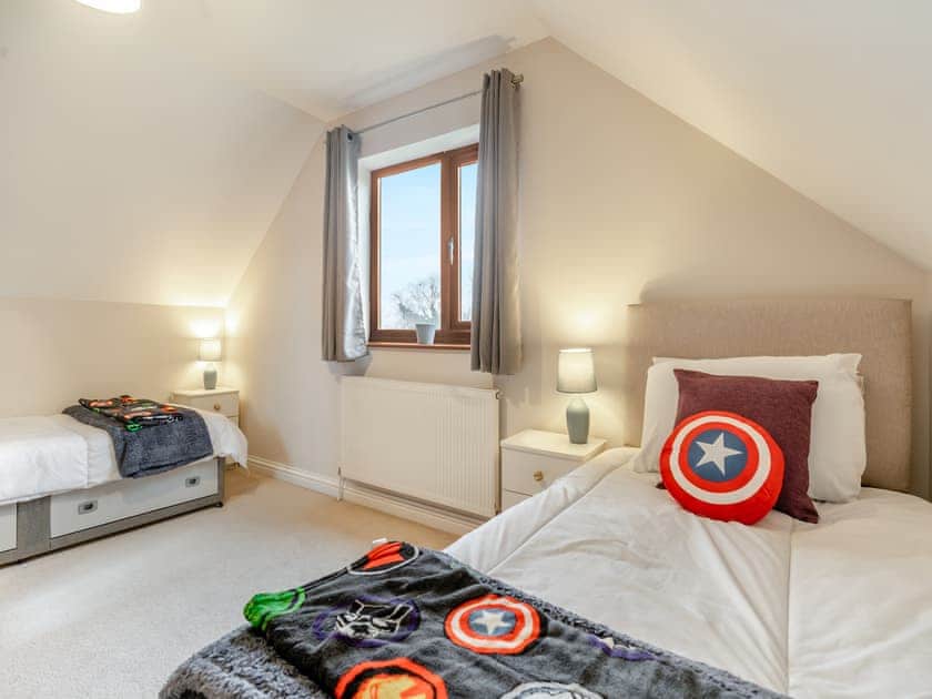 Twin bedroom | Wernddu Fechan Bungalow - Wernddu Properties, Neath