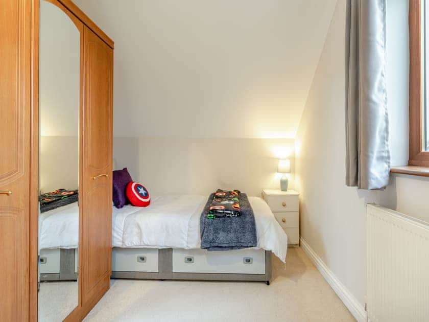 Twin bedroom | Wernddu Fechan Bungalow - Wernddu Properties, Neath