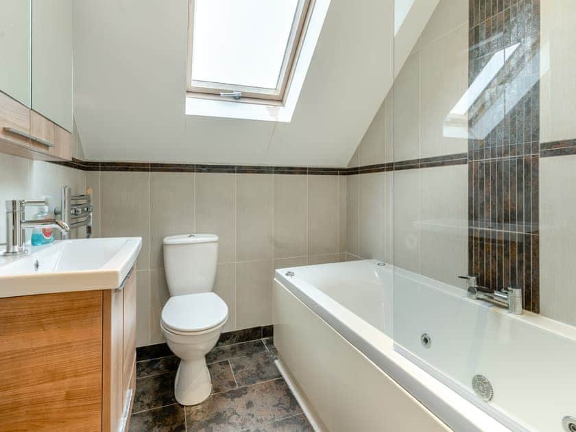 Bathroom | Wernddu Fechan Bungalow - Wernddu Properties, Neath