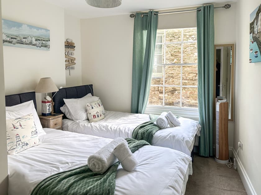 Twin or Super king Bedroom | April Cottage, 
