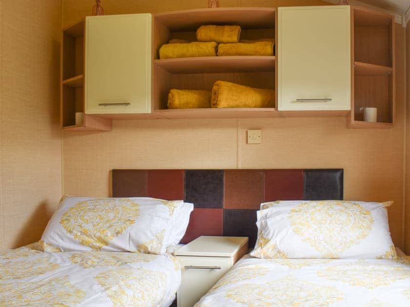 Twin bedroom | Sunset Lodge, Llanddulas