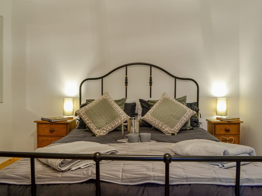 Double bedroom | Willesdene Cottage, Perth