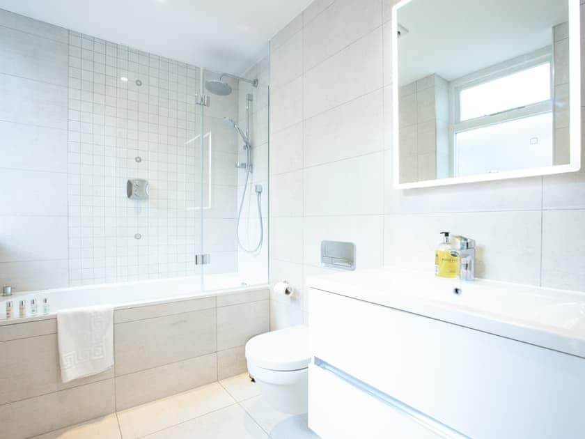 Bathroom | Windsor Castle Apartment 2 - Windsor Castle Apartments, Windsor