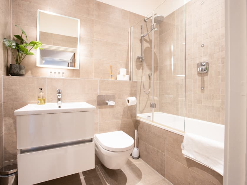 Bathroom | Windsor Castle Apartment 4 - Windsor Castle Apartments, Windsor