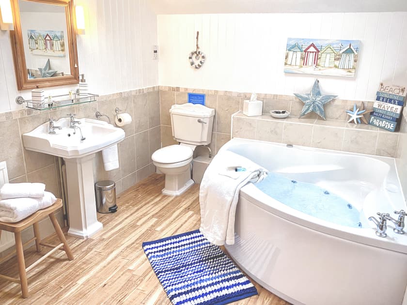 Bathroom | Anneth Lowen - Rescorla Farm Cottages, Mevagissey, near St. Austell