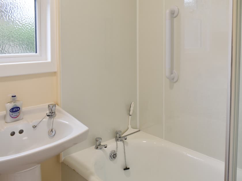 Bathroom | Rinnes Cottage, Aberlour