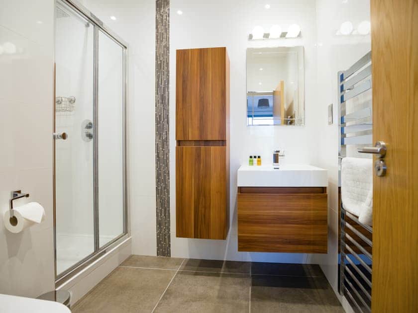Shower room | King Edward 6 - King Edward Apartments, Windsor