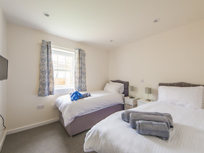 Twin bedroom | Fir Cottage - Woodside Stables Holiday Cottages, Saltash