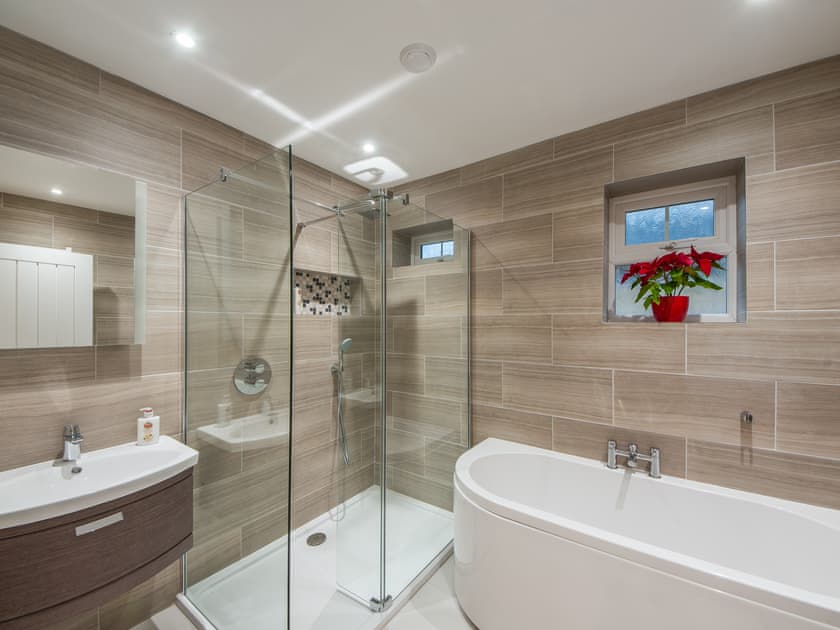 Bathroom | Fir Cottage - Woodside Stables Holiday Cottages, Saltash