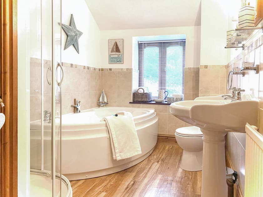 Bathroom | Penty Rosen - Rescorla Farm Cottages, Mevagissey, near St. Austell