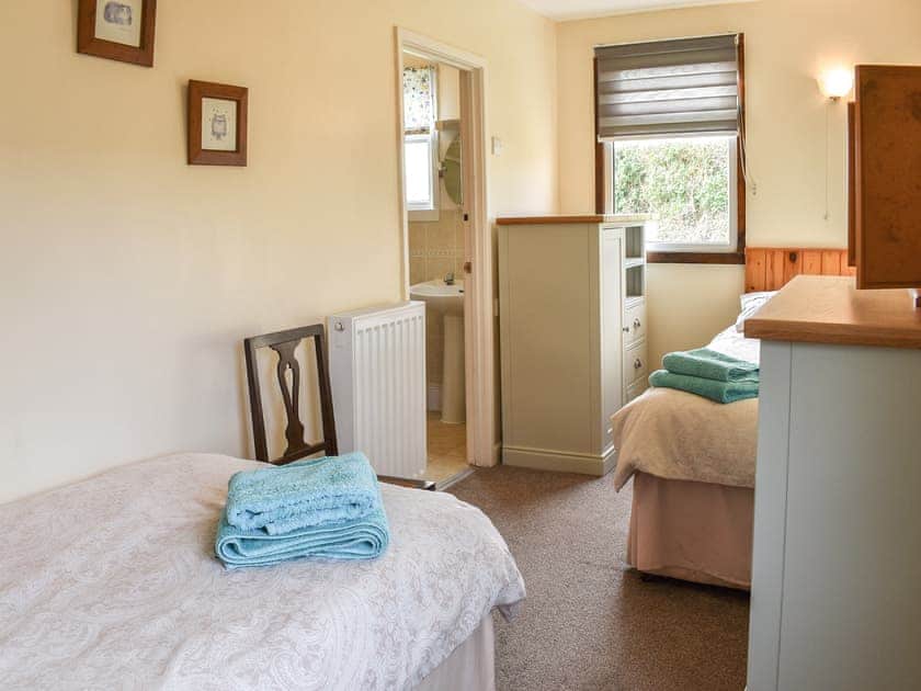 Twin bedroom | Bwthyn, Criccieth
