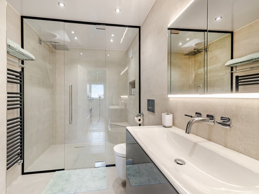 Bathroom | Shireburn Suite, Hurst Green