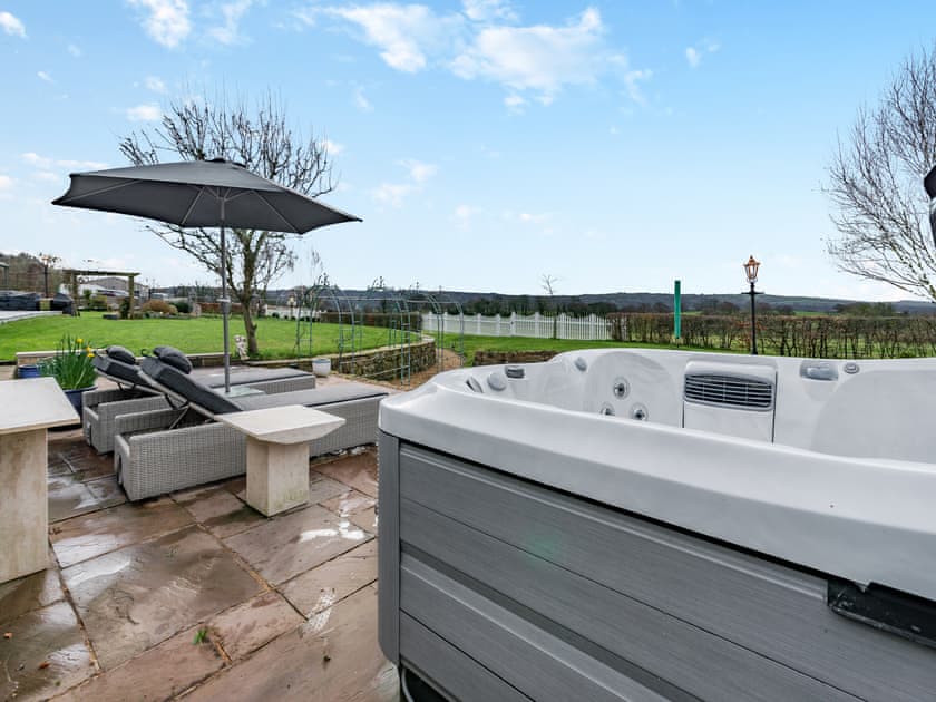 Hot tub | Shireburn Suite, Hurst Green