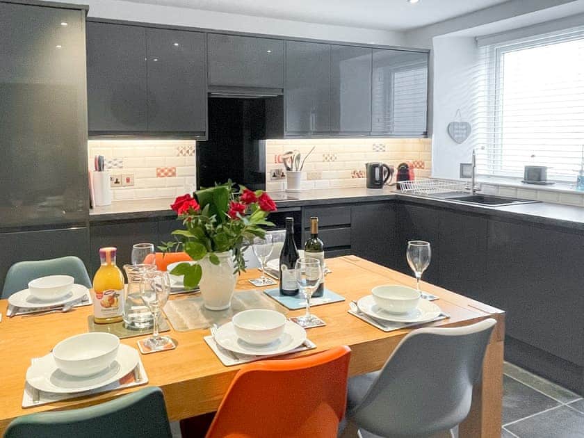 Convenient dining area within the large kitchen and dining room | April Cottage, Windermere