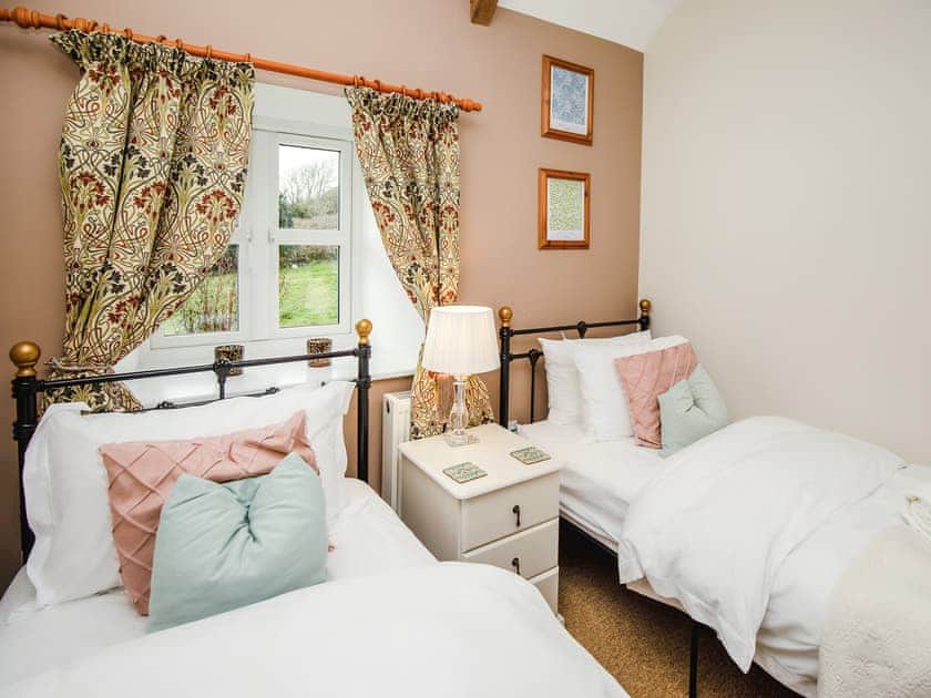 Twin bedroom | Orchard Cottage - Rudge Farm Cottages, Chilcombe, near Bridport