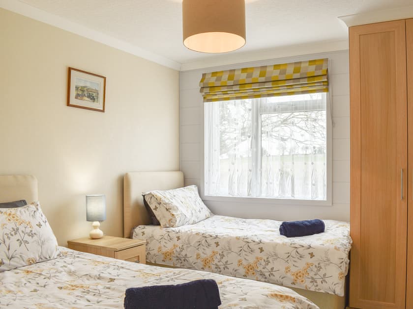 Twin bedroom | Buckland Lodge - Whitey Top Lodges, Pentridge