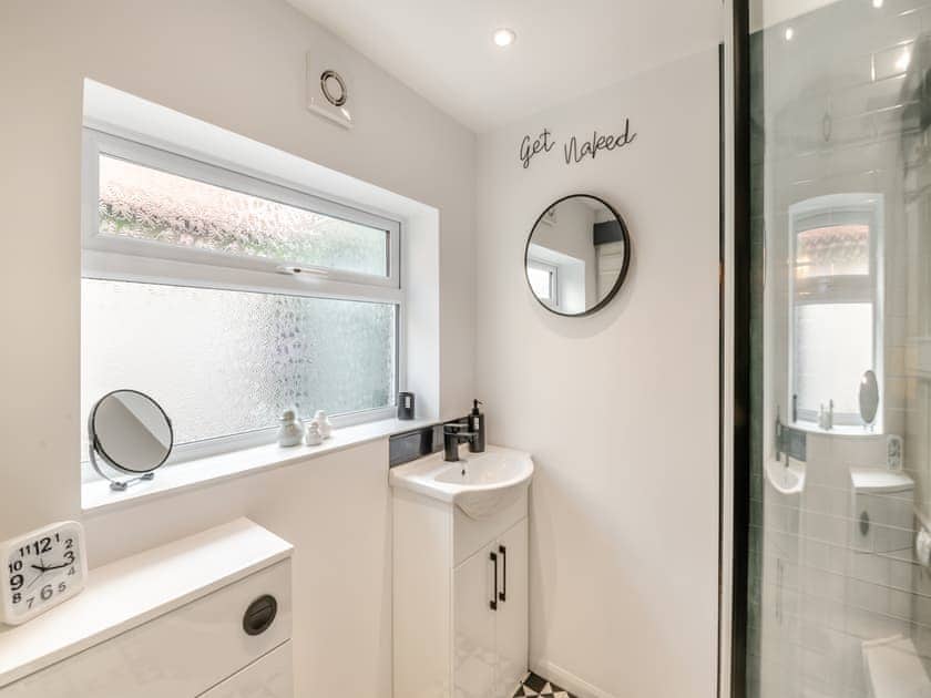 Shower room | The Tipsy Bee at 143, Guisborough