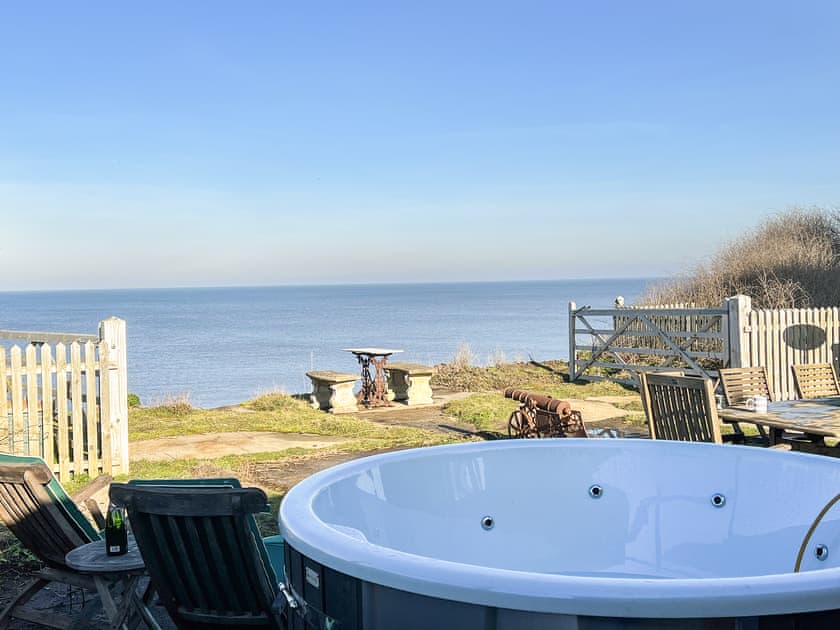 Hot tub | Coastguard’s Cottage, Weybourne