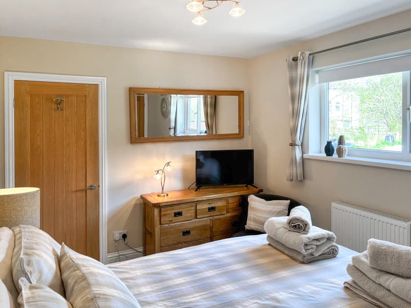 King size bed in rear overlooking the garden | Kielder Kip House, Kielder