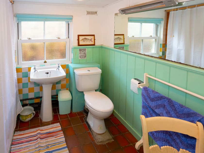 Bathroom | Yellow - Coastal Path Cottages, Trefor
