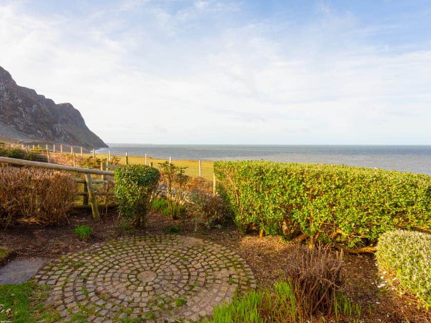 Outdoor area | Blue, Yellow, Red - Coastal Path Cottages, Trefor