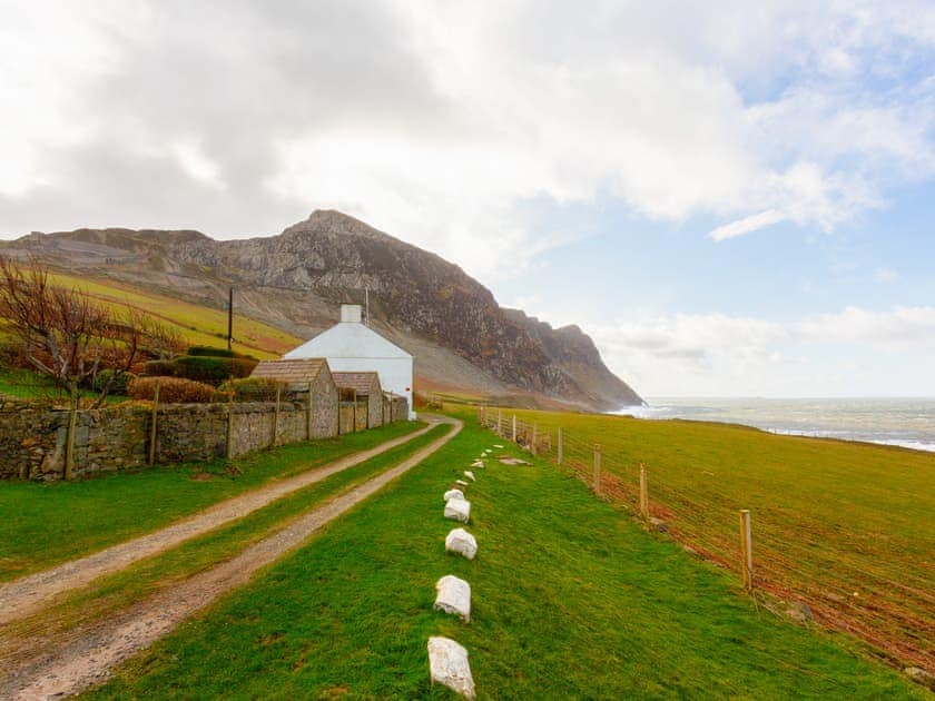 Setting | Blue, Yellow, Red - Coastal Path Cottages, Trefor