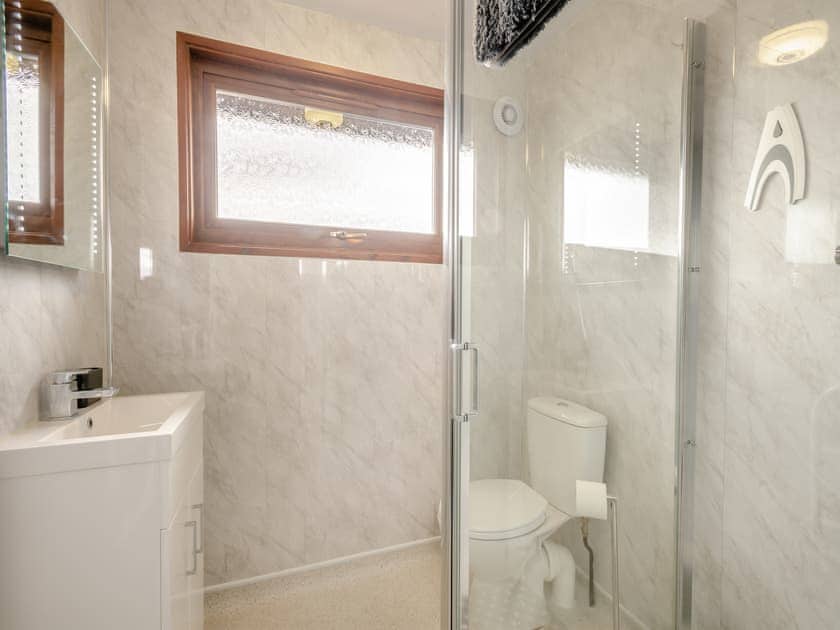 Shower room | River Retreat - Norfolk Holiday Lodges, Brundall