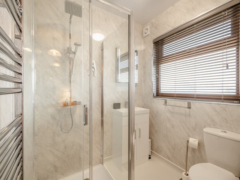 Twin bedroom en-suite Shower room  | River Bay, River Bay - Norfolk Hol, Brundall