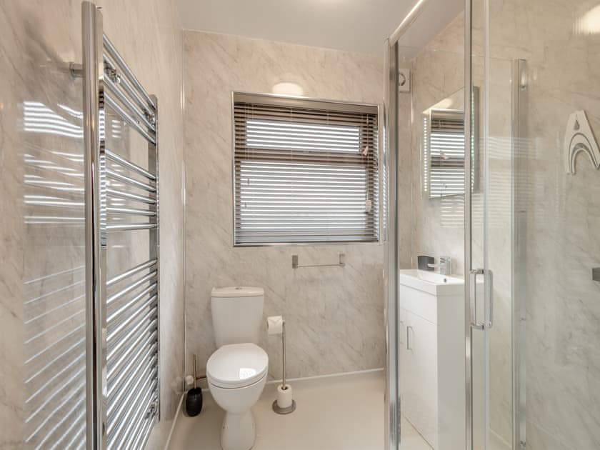 King bedroom en-suite Shower room  | River Bay, River Bay - Norfolk Hol, Brundall