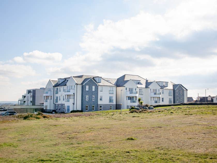 Setting | Spinnakers, Newquay