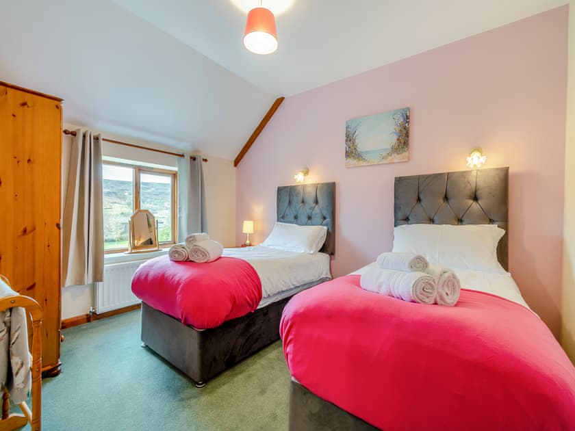 Twin bedroom | Stable Cottage - Hill Farm Holiday Cottages, Rosedale East, near Pickering