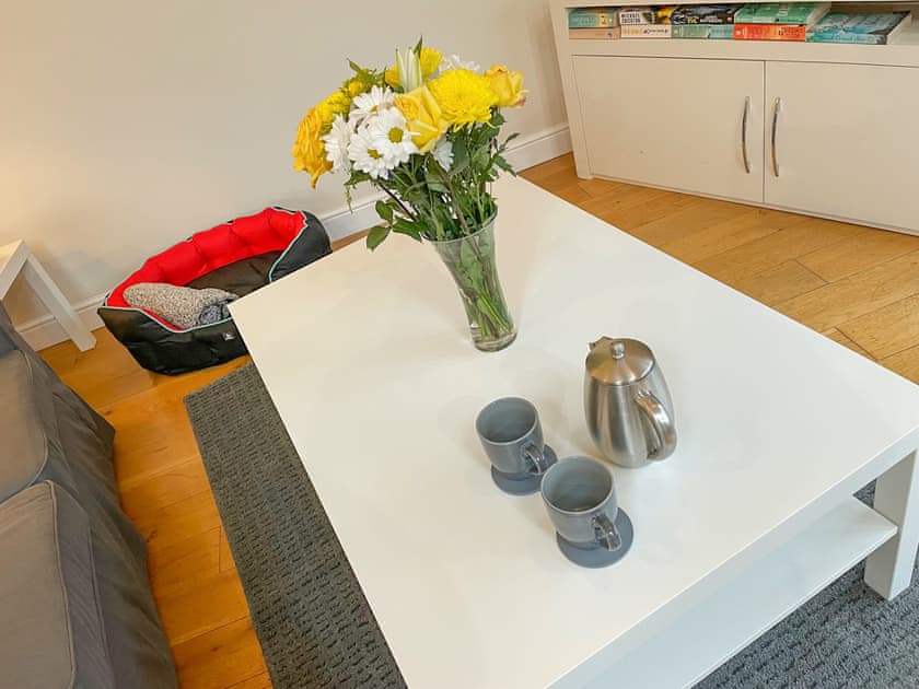 Coffee table in the living area | Woodside Retreat, Newbold Coleorton