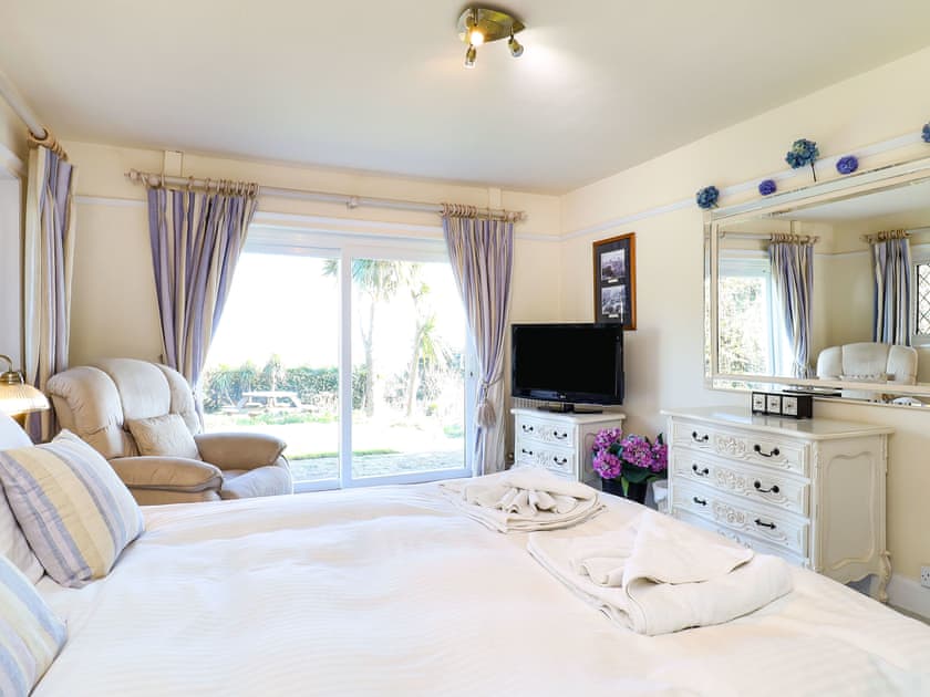 Double bedroom | Mole Cottage, Luccombe, near Shanklin