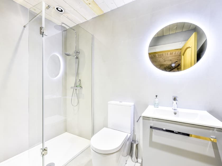 Bedroom 1 Double ensuite shower room | Mountain Bear Lodge, Nethy Bridge, near Aviemore