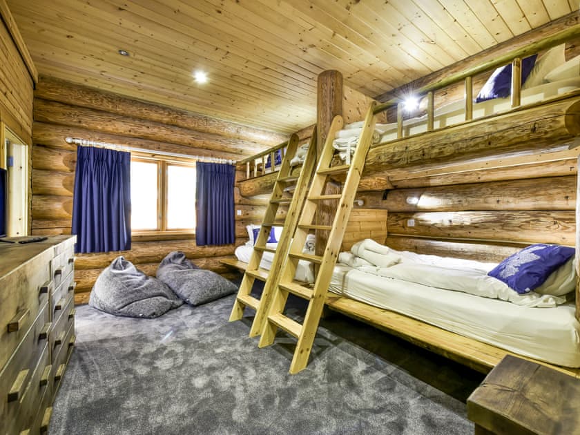 Quad bunk room with 2 singles (upper bunks) and 2 double beds | Mountain Bear Lodge, Nethy Bridge, near Aviemore