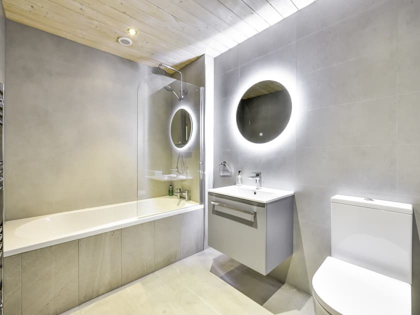 Quad bunk room ensuite bathroom | Mountain Bear Lodge, Nethy Bridge, near Aviemore