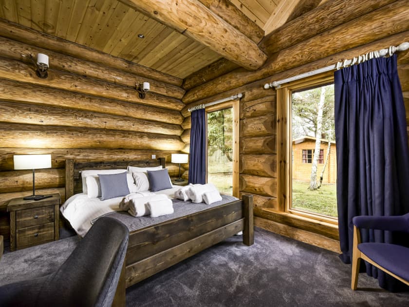 Bedroom 5 with king bed and ensuite shower room | Mountain Bear Lodge, Nethy Bridge, near Aviemore