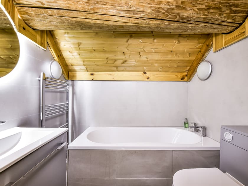 Bedroom 6 ensuite bathroom | Mountain Bear Lodge, Nethy Bridge, near Aviemore