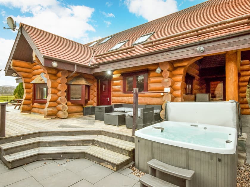 The hot tub and outdoor lounge area | Mountain Bear Lodge, Nethy Bridge, near Aviemore