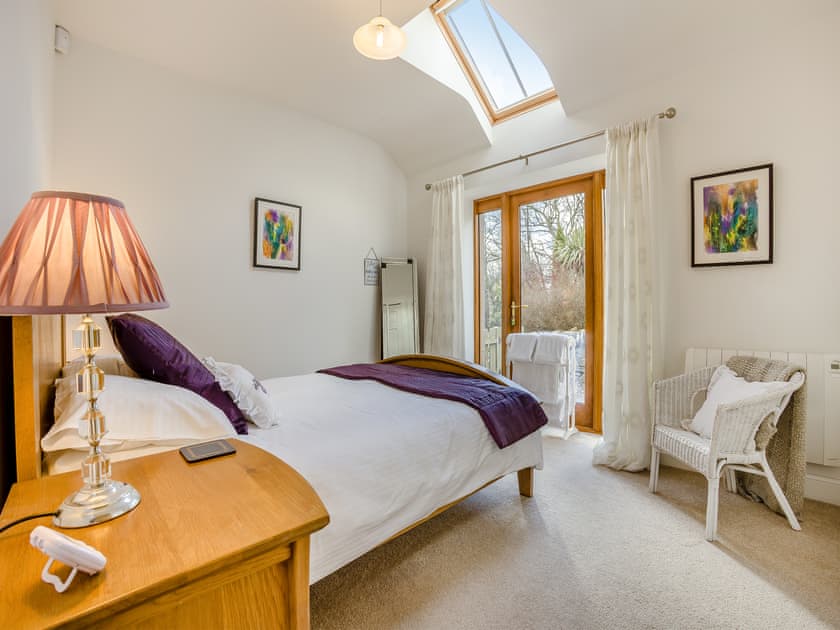 Double bedroom | Apple Tree Cottage - Emmock Farm Cottages, Tealing, near Dundee