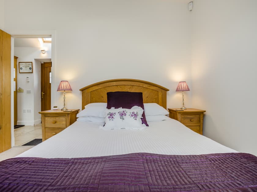Double bedroom | Apple Tree Cottage - Emmock Farm Cottages, Tealing, near Dundee