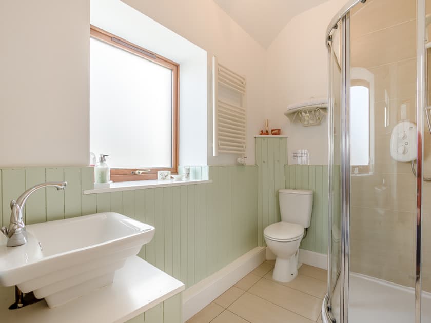 Shower room | Apple Tree Cottage - Emmock Farm Cottages, Tealing, near Dundee