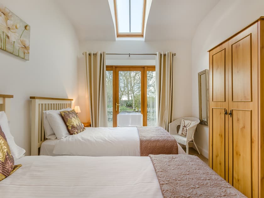 Twin bedroom | The Old Stables - Emmock Farm Cottages, Tealing, near Dundee