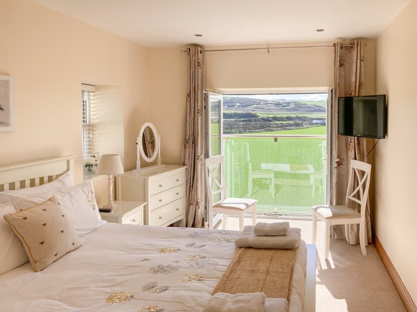 King size bedroom | Ardstinchar Mews, Ballantrae, near Girvan