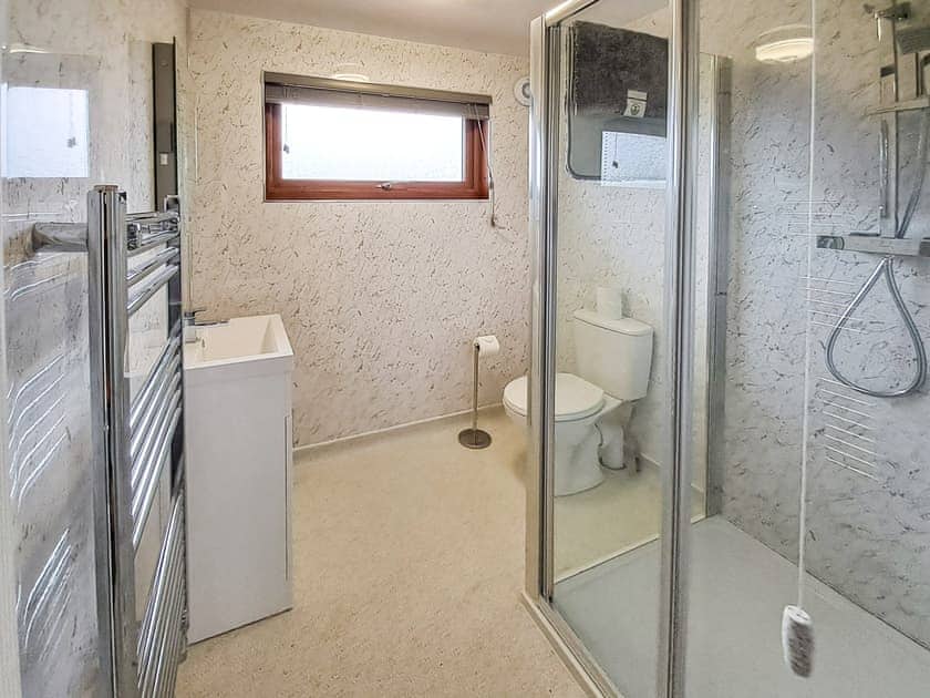 Shower room | River Breeze - Norfolk Holiday Lodges, Brundall