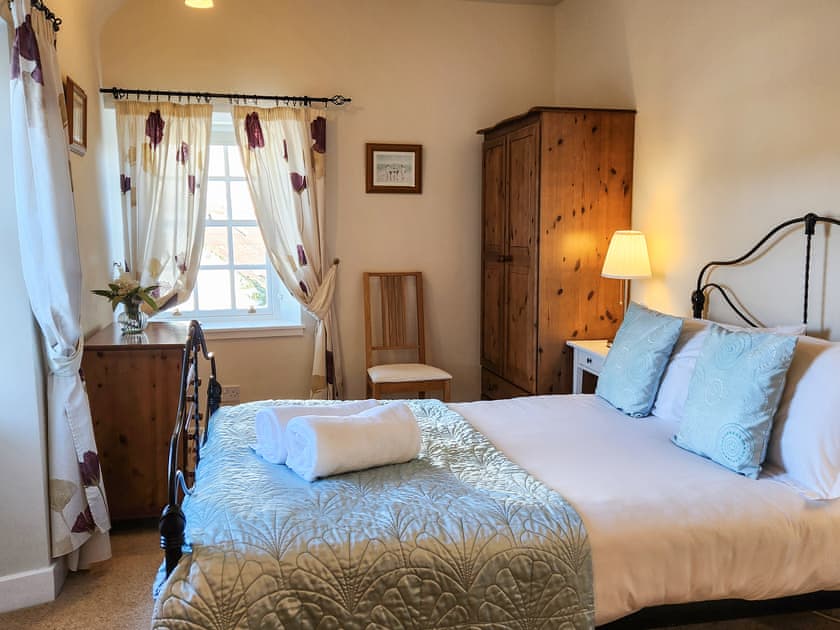Double bedroom | Quay Cottage, Cramond, Edinburgh