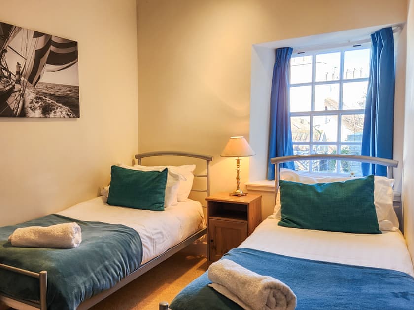 Twin bedroom | Quay Cottage, Cramond, Edinburgh