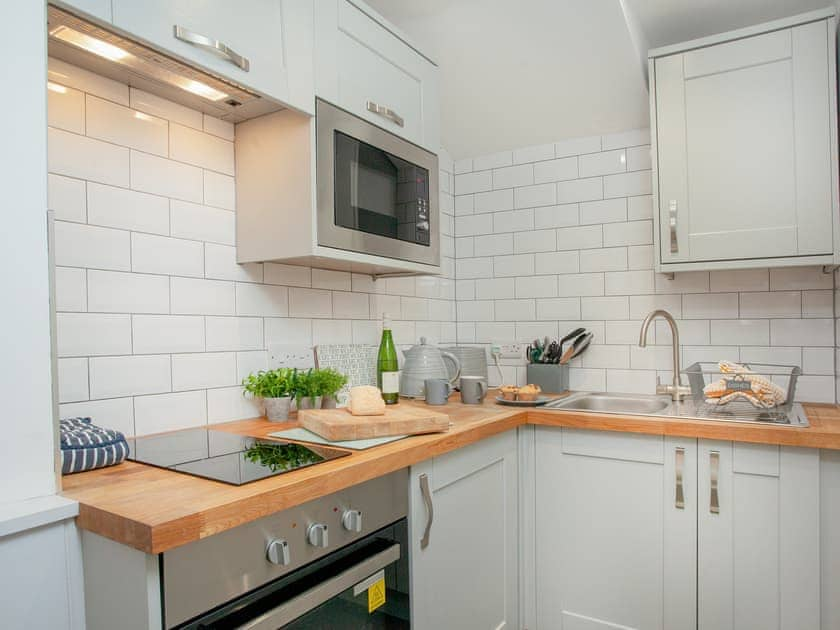 Kitchen | Salty Dog - Sunnybeach Holiday Apartments, Paignton